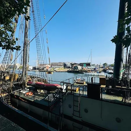 Funky Harbourside With Private Parking