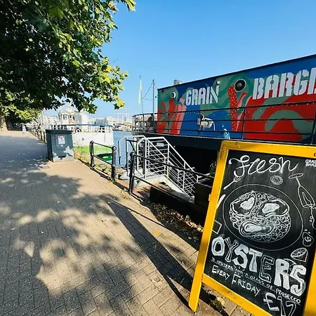 Apartmán Funky Harbourside With Private Parking