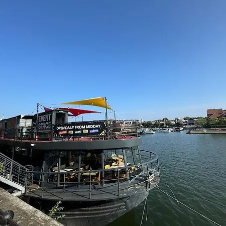 Funky Harbourside With Private Parking Apartman