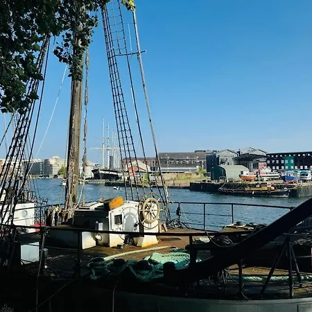 Funky Harbourside With Private Parking *