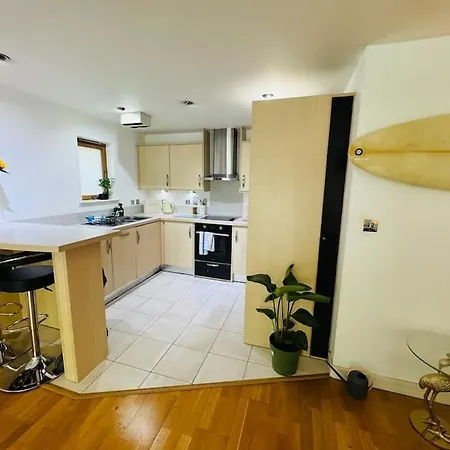 Funky Harbourside With Private Parking * Bristol
